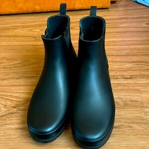Hunter ankle rubber boots
Very gently worn. Tabs on back. Sx 9 in U. S.